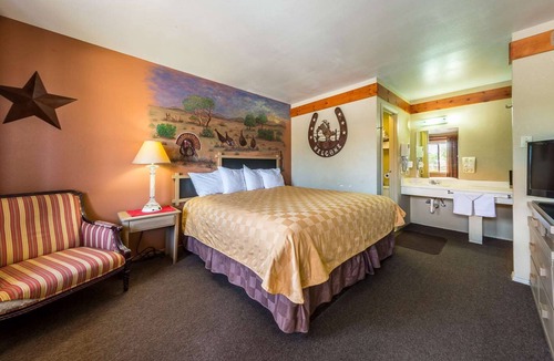Junction Hotel | Recharge & Relax—Pet-Friendly King Room w/Access to Seasonal Pool +Free Parking