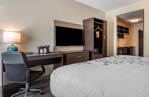 Barrett Hotel | Redwood Inn & Suites