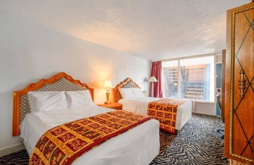 Lawton Hotel | Relax After Sightseeing in King Room w/Seasonal Pool Near Wichita Mountains