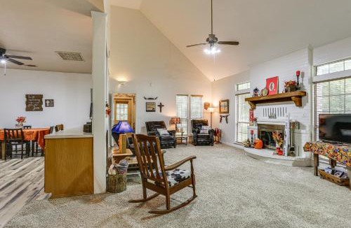 Hillister House | Relax By the Lake: Quiet East Texas Retreat