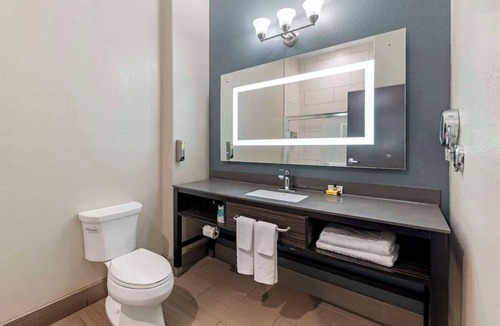 Pflugerville Hotel | Relax in a Charming Room w/Free Breakfast | Close to Lake Pflugerville - 3.5 mi