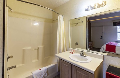Decatur Hotel | Relax in a Clean Budget Room Close to Local Shops & Restaurants in Decatur