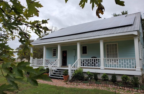 England Cottage | Relax in a Pecan Orchard with Starlink Internet 15 min. from Airport