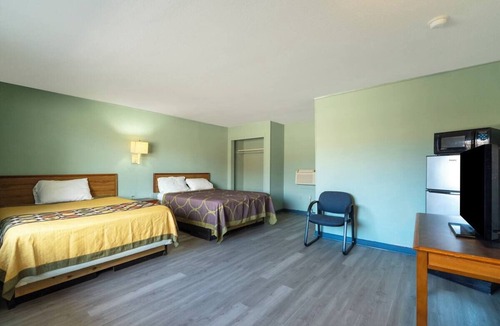 Clute Hotel | Relax in Peace - 2 Rooms Near Lake Bend – Just Over 1.6 Miles Away!