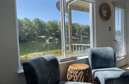 Mid America Condo | Relaxation Retreat-Cozy “Retreat” to unwind located directly on the water’s edge