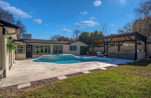 Vance Jackson House | Relaxed Luxury Pet Friendly Home w/Pool & Backyard Lounge in San Antonio, Tx
