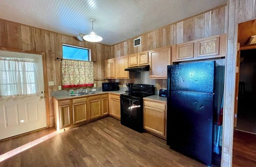 Zwolle Cabin | Relaxing 2-Bedroom Cabin with Full Kitchen, Lake Views & Outdoor Gathering Space
