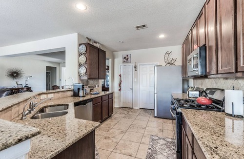 Barker House | Relaxing 5 BR Home perfect for a weekend getaway w/4 king beds