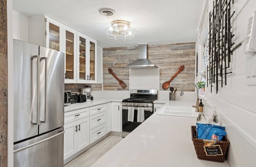 Irving Ski Chalet | Relaxing Home Near DFW/Patio & BBQ Easy Parking