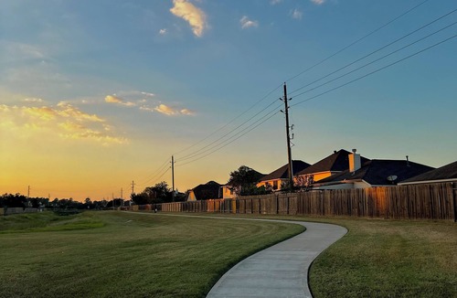 Tomball House | Relaxing home with Smart TVs in all Bedroom, Breakfast & Fast Tesla Charger