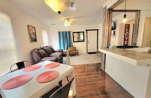Denver Heights House | Relaxing KING bed & 2 queen beds 1 mile to Downtown Riverwalk