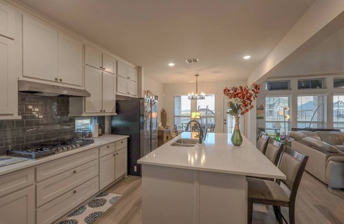 Lincoln Park House | Relaxing Pond Getaway | Private Room for families