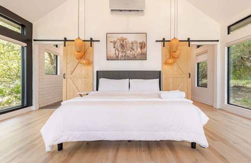 Cedar Creek Cabin | Relaxing Ranch Stay: Modern Comforts & Friendly Animals