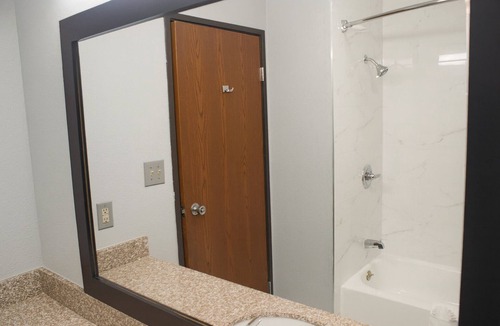 Van Buren Hotel | Relaxing Room Inn Room Near Interstate 40 and Close to Downtown