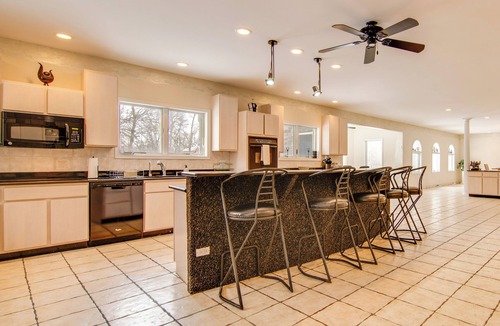 Hoffman Estates Villa | Relaxing Sauna: Hoffman Estates Villa in Elgin!