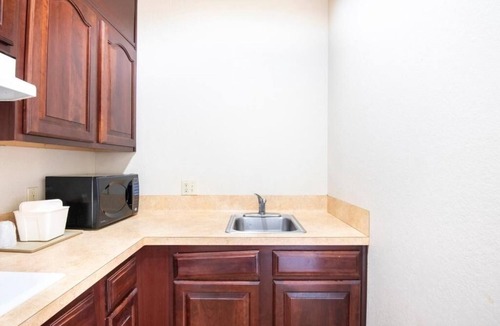 Clute Hotel | Relaxing Spot Near Sea Center Texas Perfect for Families