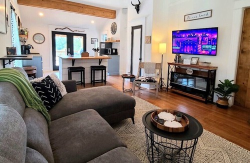 Glen Rose House | Remodeled Modern Farmhouse on acreage near ALL area attractions🌳