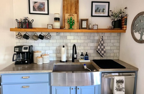 Glen Rose House | Remodeled Modern Farmhouse on acreage near ALL area attractions🌳