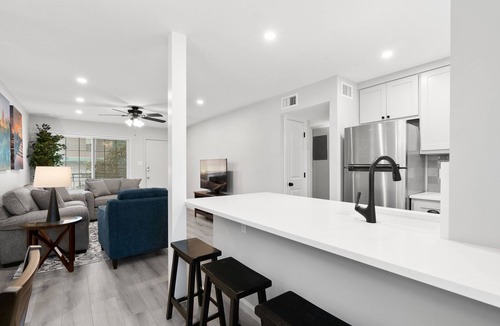 South Congress Condo | Renovated, Classy Condo with Pool in Heart of Soco