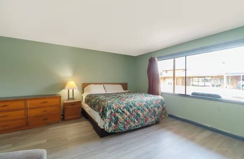 Clute Hotel | Renovated Private Room Perfect for Downtown Business Trips, w/Free Pakring