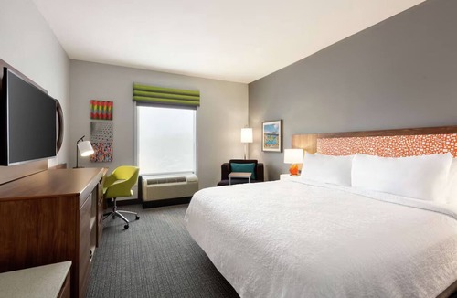 Houston Hotel | Rest & Recharge in a Deluxe King Room Near AMF Diamond Lanes - 1.5 miles