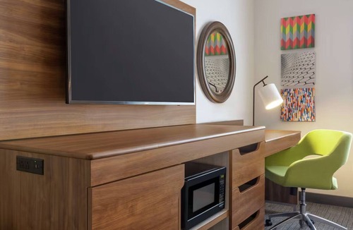 Houston Hotel | Rest & Recharge in a Deluxe King Room Near AMF Diamond Lanes - 1.5 miles