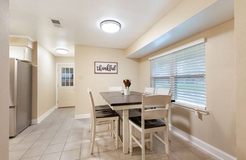 South Baton Rouge House | Restaurants, Shopping, LSU - Trendy Remodel Excellent Location - Siegen and I-10