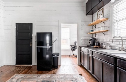 Austin Ave. House | Restored 1930s Uptown Bungalow 2 min. to Magnolia