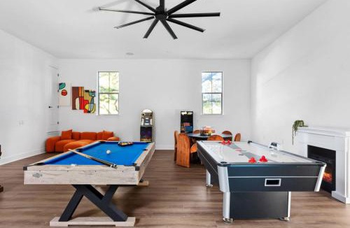 River Ridge House | Retreat House - Heated Pool - Pickleball court