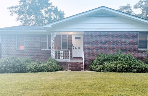 Pineville House | Retro 3BR Cottage, Fast WiFi, Near Hospitals & Sports Complexes