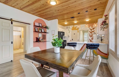 Eastside Promise Neighborhood House | Retro Retreat - NBA FINALS 1 mile from Frost Center - 5 min drive.