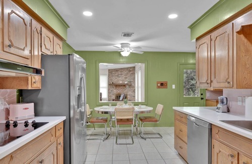Springlake House | Retro Time Capsule · Mid-Century 3BR · Sleeps 9