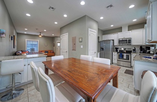 Corpus Christi Cottage | Ridley Retreat Community Pool, Mins to the Beach Corpus Christi + Port A