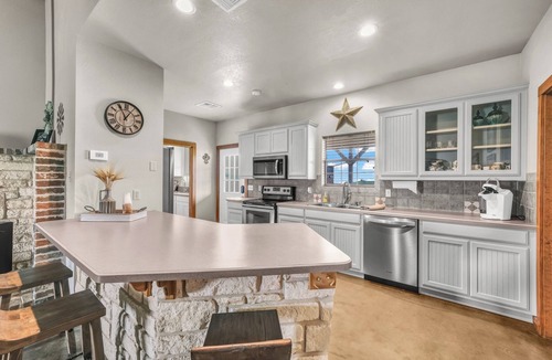 Dennis House | Riley Ranch farmhouse in the charming Brock TX - Near Wedding Venues!