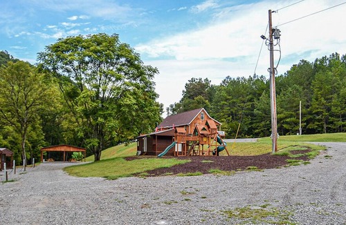 Harrogate Cabin | River Forge Cabin 78 - Cozy and Rustic 1 Bedroom Cabin - Creek Front