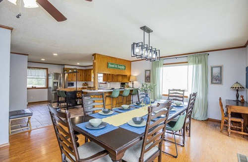 Siloam Springs Cabin | River House, kayak, fishing, king beds, riverfront