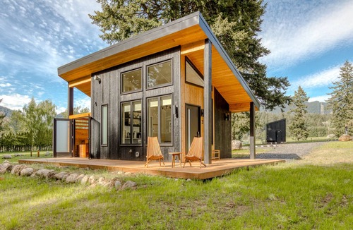 Stevenson Cabin | River & mountain view cabin with geothermal hot tub, outdoor shower & deck