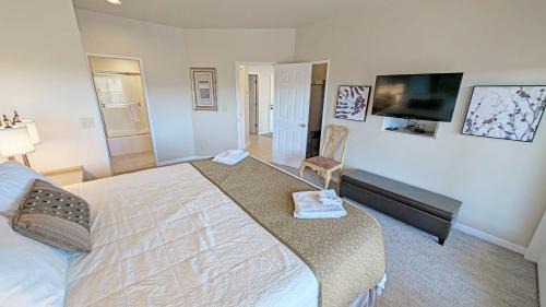 Century West Apartment | River Ridge 328A