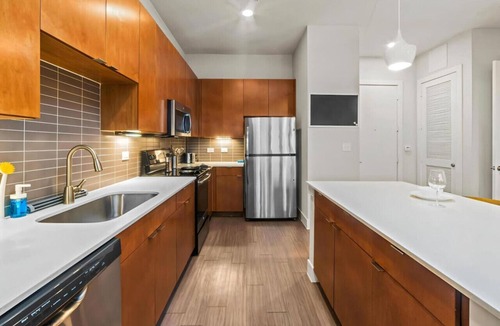 King William Apartment | River Walk Luxury: 2BR Apt | River Views+Pool+Gym