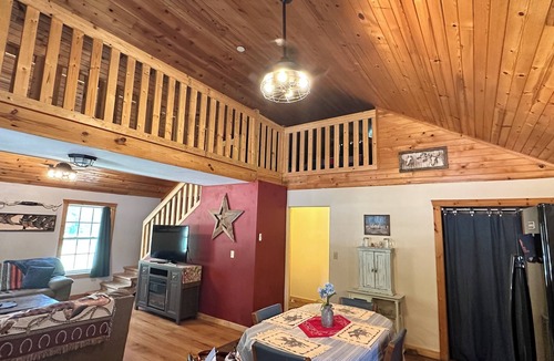 Rio Frio Cabin | RiverBend Retreat Cozy 1 bedroom, 2 loft cabin.
