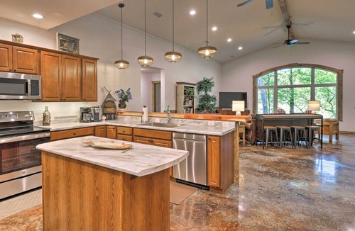 Lone Rock House | Riverfront 'Heaven on the White' w/Covered Patio!