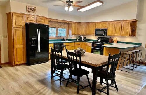 Wilburn House | Riverfront House near Cow Shoals - King bed & WiFi