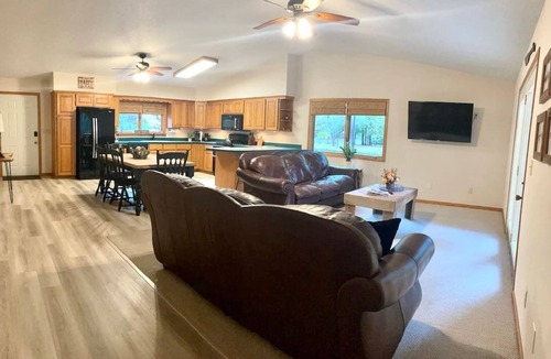 Wilburn House | Riverfront House near Cow Shoals - King bed & WiFi