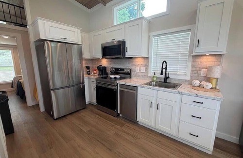Vicksburg House | Riverfront Tiny Home w/King Bed & Wi-Fi