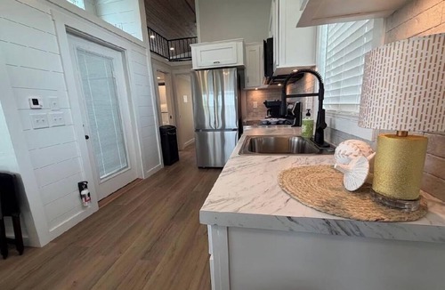 Vicksburg House | Riverfront Tiny Home w/King Bed & Wi-Fi
