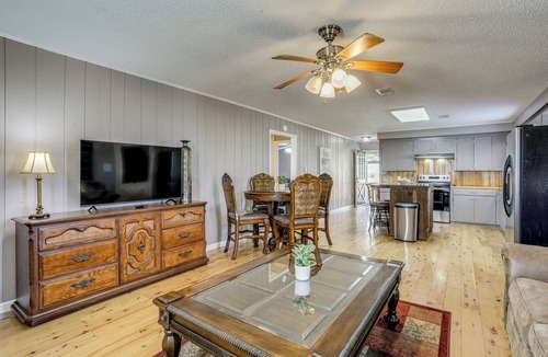 Wickliffe House | Riverfront Ventress Home w/ Patio & Shared Pier