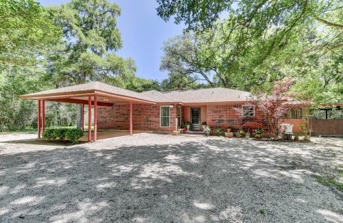 Damon House | Riverside country retreat with easy access to all that Houston has to offer