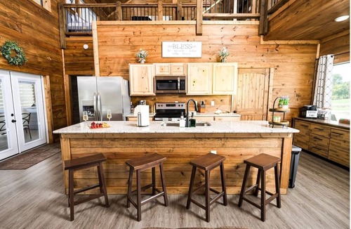 Golden Cabin | Riverside Family Cabin, Pets, Kayaks, Nintendo, Ping Pong. FREE Gym At/By Sweat Shack.
