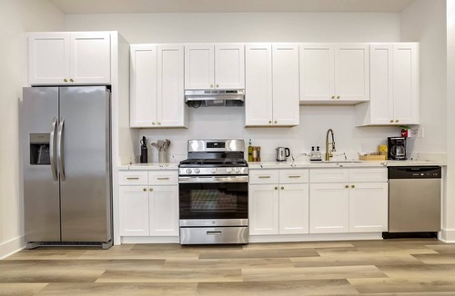 Arts/Warehouse District Apartment | Roami at Churchill | 5 Bed Combo | 2 Units