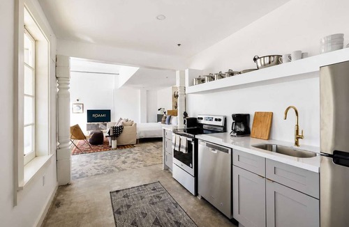Faubourg Marigny Apartment | Roami at The Mandeville | Studio